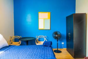 a blue room with a bed and a blue wall at Villa Verona in Guatemala