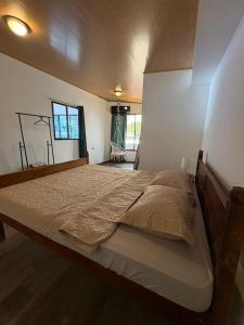 a bedroom with a large bed in a room at Hostal Sunset Town in Ahuachapán