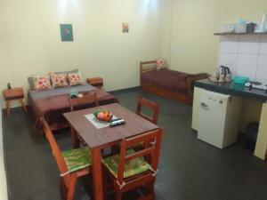 a room with a table and a bed and a kitchen at Departamento Monoambiente-Selva Stay Iguazu in Puerto Iguazú