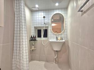 a bathroom with a sink and a mirror at Suwon Cozy Stay in Suwŏn-yŏk +20 photos