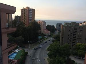 vistas a una calle de la ciudad con edificios y coches en Apartamento en Reñaca con Vista al Mar, en Viña del Mar