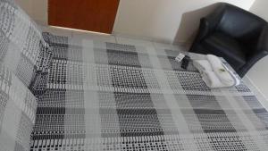 uma rede a preto e branco em cima de uma mesa em Hotel Pousada Arara Azul em Barra do Garças