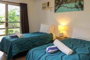 two beds sitting next to each other in a room at Wongai Beach Hotel in Horn