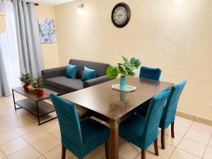 a living room with a table and chairs and a couch at Casa cómoda en zona residencial Ideal para familias y grupos in Villa Nueva