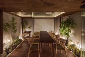 a dining room with a table and chairs at 웨일로 서울김포공항점 in Seoul