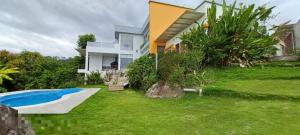 a house with a yard with a swimming pool at Espectacular Quinta privada in Viotá