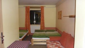 una piccola stanza con un letto e una finestra di Privát Welcome a Rokytnice nad Jizerou