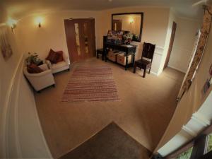 una vista aérea de una sala de estar con un pasillo en The Crown Inn en Rodmarton
