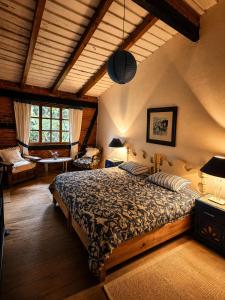 a bedroom with a large bed in a room at Chalet Ojo de Agua in Jilotepec de Abasolo