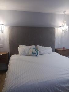 a large bed with white sheets and pillows at Cali inn in Anaheim