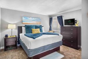 a bedroom with a large bed with blue pillows at Bayfront 2BR2BA Condo at Sailport Minutes from Beaches & Downtown Attractions in Tampa