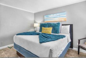 a bedroom with a bed with a blue blanket on it at Bayfront 2BR2BA Condo at Sailport Minutes from Beaches & Downtown Attractions in Tampa