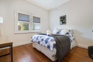a bedroom with a bed and a window at Barkly Cottage Bendigo in Bendigo