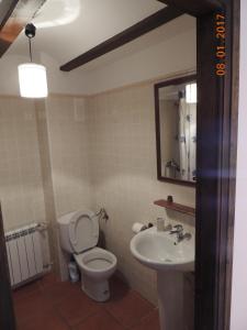 A bathroom at Valdelinares Apartamentos