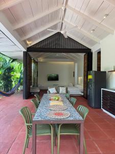 a dining table and chairs in a living room at Juntas Del Lago in Apulo
