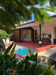 a villa with a swimming pool and a house at Juntas Del Lago in Apulo
