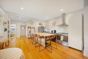 a kitchen with a table and chairs in a room at The Ironbark Nest in Bendigo