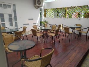 a group of tables and chairs in a room at WARI RUNA HOSTAl 103 in Necoclí