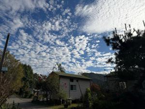 a cloudy sky above a small white house at Fong Chou Chalet in Sanyi +64 photos