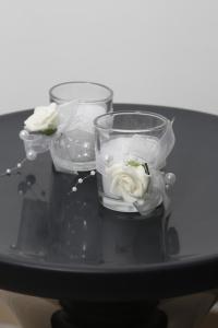 佩克的住宿－Au Grenier des Coccinelles，两个玻璃瓶,桌子上放着鲜花