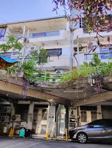 a car parked in front of a building with plants at 基隆正榮003 in Pa-ch'ih-men