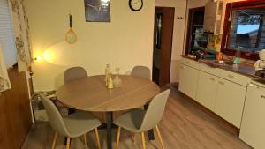 a dining room table and chairs in a kitchen at Chalet Lieke Nr386 in Eext