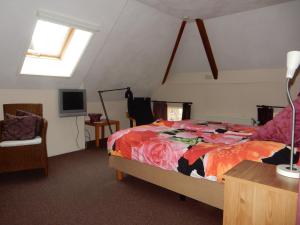 een slaapkamer met een bed, een tv en een raam bij Bed & Breakfast Onder Dak in Scharmer