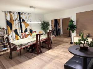 a living room with a dining room table and chairs at Manoir Chris in Saint-Augustin-de-Desmaures