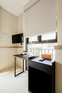 a kitchen with a black counter top in a room at Rucio Kostel Semarang in Jatingaleh