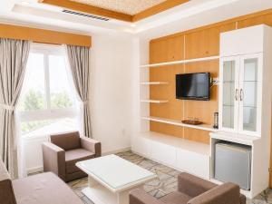 a living room with a couch and a tv at Tây Nam 2 Hotel in Can Tho