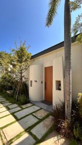 a building with a door and a palm tree at Villa Tierra Pattaya in North Pattaya