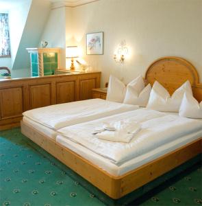 Postel nebo postele na pokoji v ubytování Landhotel Forsthof