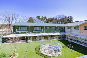 an aerial view of a building with a large yard at 那須パラダイスヴィレッジ Hotel PARADISO in Nasushiobara