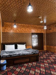 a bedroom with a bed in the middle of a room at Forest Glen Cottage in Wāmpor