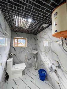 a bathroom with a toilet and a sink at Forest Glen Cottage in Wāmpor