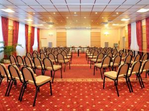 ein Konferenzraum mit Stühlen und einem Bildschirm in der Unterkunft Mercure Epinal Centre in Épinal + 111 Fotos