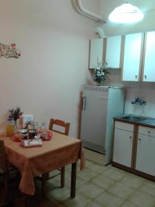 A kitchen or kitchenette at Zephyros