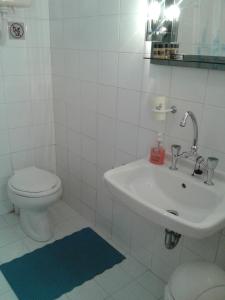 A bathroom at Zephyros