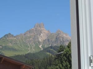 Ein allgemeiner Bergblick oder ein Berglick von der Ferienwohnung aus