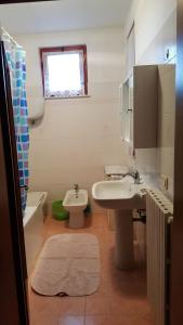 シナルンガにあるOrto degli Uliviのバスルーム(洗面台、トイレ付)