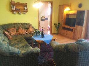 ein Wohnzimmer mit 2 Sofas und einem Tisch in der Unterkunft Ferienwohnung Berger in Bad Birnbach