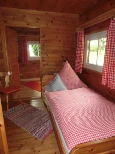 Tempat tidur dalam kamar di Ferienhaus Gustl