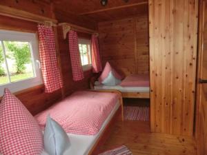 Tempat tidur dalam kamar di Ferienhaus Gustl