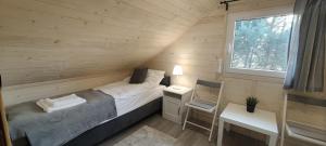 a small bedroom with a bed and a desk at Odpoczynkowo in Orle