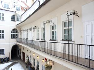 zewnętrzny widok na budynek z balkonem w obiekcie Old Town Home Prague w Pradze
