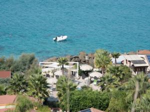 カーポ・ヴァチカーノにあるBaia del Godano Resort & Spaのリゾートの隣の水上ボート