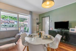 a living room with a table and a tv at Suite 22 - Happy Rentals in Riva del Garda