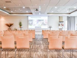 a conference room with chairs and a projection screen at Hotel Mercure Parc du Coudray - Barbizon in Le Coudray-Montceaux +78 photos