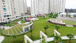 a large park in a city with tall buildings at Ra3sheesh Abode Comfort Connectivity and Charm in Dera Bassi