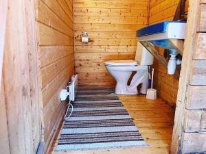 a bathroom with a toilet in a wooden cabin at Bakerstu in Skage i Namdalen